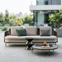 Ensemble de canapés modulaires d'extérieur en corde tressée, collection de chaises longues et ottomanes en rotin rond avec pieds en métal bronze pour villa, jardin et cour