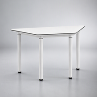 Table de formation triangulaire blanche à plateau fixe et quatre pieds pour salles de réunion, salles de formation, salles de classe et collaboration