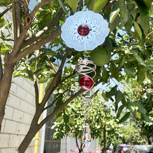 Campana de Viento Metálica con Diseño Espiral de Vidrio Rojo, Decoración para Jardín Exterior - Product Image 1
