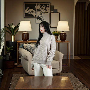 Pull en cachemire à col roulé texturé de qualité supérieure pour femme Design minimaliste à coupe ajustée pour l'hiver Merveille toutes saisons avec logo sur le devant - Product Image 1