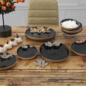 Plato Ovalado de Cerámica Esmaltada en Negro Hecho a Mano con Decoración Floral en 3D |   Plato de Servir Estilo Wabi Sabi para el Hogar y Restaurantes - Product Image 4
