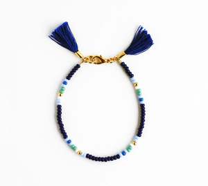 Bracelet fin bleu fait main avec de jolies perles - Product Image 1