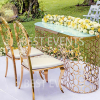 Décoration d'étape de conception unique mariée et marié asseyant la table d'amoureux pour épouser