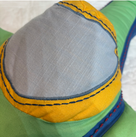 Petit avion bleu et vert, en forme de coussin décoratif