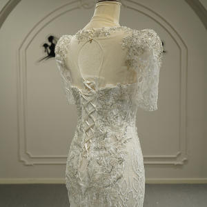 Robe de mariée moderne haut de gamme Gt26047, nouvelle collection, en dentelle artisanale, dos nu, amincissante, ornée de perles, avec traîne chapelle. - Product Image 2