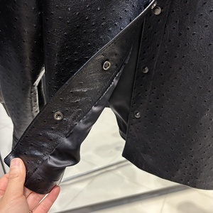 <span class=keywords><strong>Giacca</strong></span> in <span class=keywords><strong>Pelle</strong></span> <span class=keywords><strong>di</strong></span> Pecora Nera Testurizzata Primavera 2025, <span class=keywords><strong>Camicia</strong></span> in <span class=keywords><strong>Pelle</strong></span> Oversize, <span class=keywords><strong>Giacca</strong></span> Blouson da Donna - Product Image 5