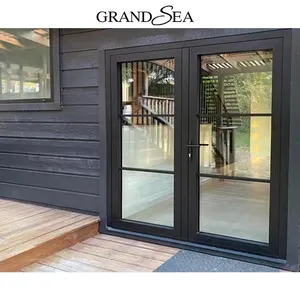 أبواب ألومنيوم جرانديس سوداء اللون مُصممة لتعطيل الحرارة وبها مفصلات زجاجية أمامية وهي أبواب فرنسية أمامية للفناء الخارجي