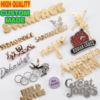 Badges en métal personnalisés en émail, logo script, lettres 3D en relief, plaqué or, pour sacs et vestes, articles de mode en gros