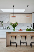 Vermonhouzz - Armoires de cuisine modernes personnalisées, ensemble d'armoires sans poignées en bois clair avec îlot noir pour villa de luxe