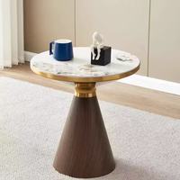 Table d'appoint élégante en marbre avec bordure dorée, base conique en bois, table basse pour appartement