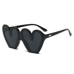 Wholesale Women's Designer <b>Sunglasses</b> Luxury Famous Brands New Heart Shape Glasses in <b>Blue</b> White Red Yellow Frames - Product Image 5