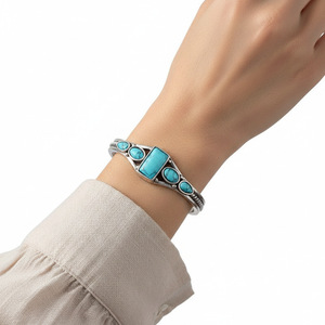 Bracelet manchette rétro pour femme, en argent tibétain, avec incrustation carrée en fausse turquoise en forme de goutte, bijou cadeau - Product Image 3