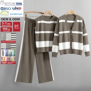 Traje de punto casual de tres piezas para mujer: chaleco de cuello redondo, cárdigan y pantalón a rayas. Conjunto de punto para mujer. - Product Image 1