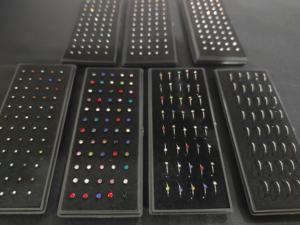 जेडएफ 60pcs बॉक्स 316L सर्जिकल इस्पात क्रिस्टल नाक के छल्ले स्टड भेदी आभूषण स्टड अंगूठी नाक छेदना घेरा नाक की अंगूठी भेदी - Product Image 5