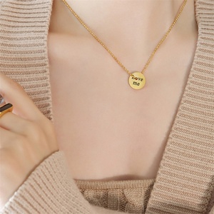 สร้อยคอจี้รูปหยดน้ำมันเคลือบทองคำพร้อมจี้ตัวอักษรทรงกลมแบบขายส่ง - Product Image 2