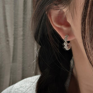 Pendientes Pequeños de Plata de Ley S925 con Diseño de Flor, Estilo Simple, Moderno, Retro Francés, Elegante, para Bodas y Ocasiones Especiales - Product Image 3