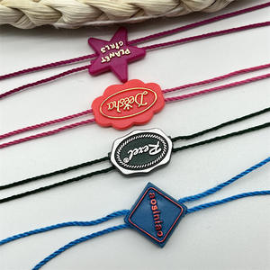 Étiquette suspendue Corde en plastique Logo gaufré Étiquettes volantes permanentes pour vêtements Fil d'étanchéité Soie Logo personnalisé Chaîne d'étiquettes volantes - Product Image 1