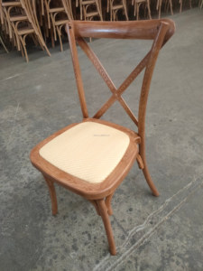 Chaise à dossier croisé en PP imitation bois avec assise style rotin, empilable, pour restaurant, mariage, événement, solution de sièges pour salle à manger - Product Image 3