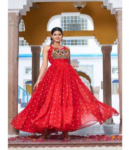 Vestido Informal para Uso Diario con Trabajo Gamathi y Estampado Bandhani Diseñado para Mujeres Atuendo Étnico Elegante Adecuado para el Trabajo - Product Image 3