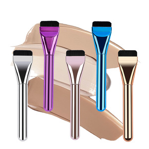 Brocha de Maquillaje Plana con Cerdas Sintéticas Electrochapadas y Mango de Plástico para Difuminar Maquillaje Líquido - Product Image 2