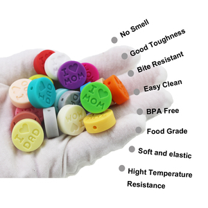 Perles en silicone de qualité alimentaire sans BPA en gros SYBBeads Perles de dentition pour bébé avec lettres 'J'aime Maman/Papa' 18*7.2mm 33 couleurs LFGB - Product Image 1