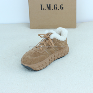 Bottes d'hiver allemandes pour femmes, style <span class=keywords><strong>UGG</strong></span>, en cuir véritable respirant, antidérapantes, avec doublure en fourrure, OEM ODM, haute qualité - Product Image 1