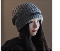 Bonnet gris tricoté pour femme avec perruque longue ondulée intégrée 2-en-1 – Chapeau d'hiver chaud avec pompon, coiffure instantanée chic pour femmes