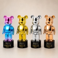 Sculpture d'ours personnalisée en finition miroir métallique, art moderne pour la décoration de bureau