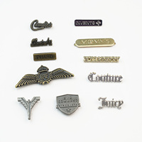 Plaques d'étiquettes métalliques personnalisées OEM en alliage de zinc argenté antique, gravées avec logo script, pour sacs, jeans et accessoires vestimentaires