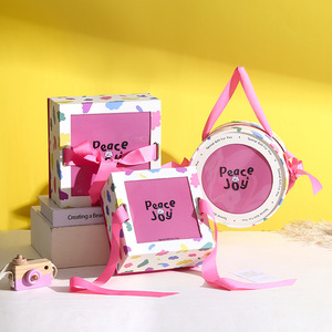 Adorabile Scatola Regalo Rotonda con Manico a Nastro e Motivo a Nuvole per Bambini, Perfetta per Celebrazioni di Compleanno e Sorprese - Product Image 6