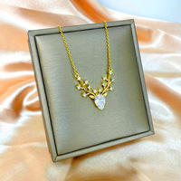 Collier pendentif plaqué or scintillant, design intemporel avec accents de cristal, colliers élégants de haute joaillerie