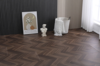 Parquet stratifié chêne foncé chevron HDF AC4 imitation noyer, système clic, pour salon et villa de luxe