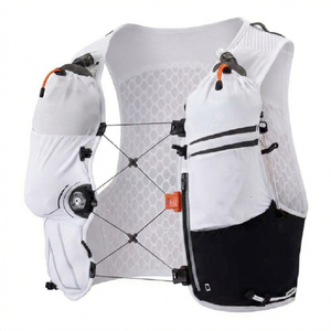 Gilet d'hydratation léger pour la course à pied avec dos en maille respirante et deux poches pour bouteilles d'eau, idéal pour la course sur sentier, la randonnée et les sports de plein air - Product Image 1