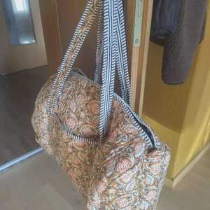 Sac de voyage matelassé en coton 100% imprimé à la main, grand sac de week-end matelassé à motifs floraux - Product Image 2
