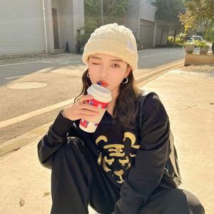 Venta al por mayor de algodón orgánico personalizado, lana, gorro de punto Merino con parche de cuero - Product Image 3