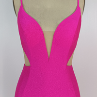 Robe de soirée longue en satin rose vif scintillant pour femme, avec bretelles spaghetti, taille évidée, décolleté en V profond, fente haute, coupe sirène et traîne