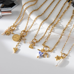 Collar Clásico de Acero Inoxidable Dorado con Colgante de Corazón, Perla y Circonita, Diseño con Cierre Marinero, Joyería de Regalo - Product Image 4