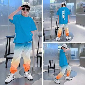 Completo Sportivo Estivo per Ragazzi: Set Alla Moda in Poliestere con Stampa Lettere/Sfumature - Outfit Elegante per Ragazzi Più Grandi - Product Image 2