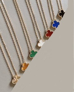 Cadena de Clavícula Elegante de Acero Inoxidable de Alta Calidad con Diseño de Trébol de la Suerte de Doble Cara y Baño de Oro de 18k - Product Image 1