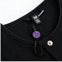 Étiquettes de scellement personnalisées en plastique avec logo de marque en relief, impression sur feuille métallisée, boucle élastique et cordon pour étiquettes volantes