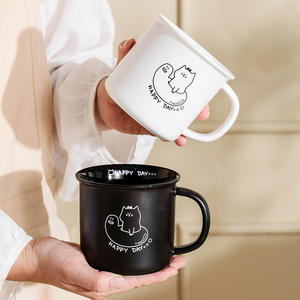 Mug en céramique Kitten Line, noir mat et blanc, simple, pour le petit-déjeuner, le bureau, avec poignée, design de dessin animé, cadeau pour couple, été 2024 - Product Image 5