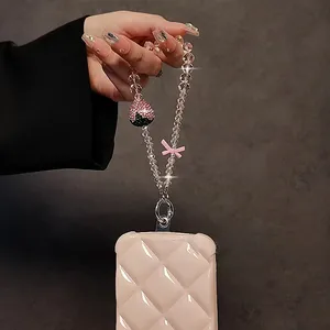 Chaîne de téléphone de luxe rose scintillante avec pendentif nœud fraise en cristal pour <span class=keywords><strong>iPhone</strong></span>, sangle de <span class=keywords><strong>bijoux</strong></span>, cadeau pour fille, décoration suspendue, cordon porte-clés - Product Image 4