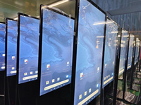 43 inci 49 inci 55 inci 65 inci 75 inci Kios Lantai untuk Iklan Layar Sentuh Digital Signage Digital