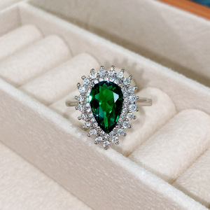 Anello dal Design a Goccia Elegante per Donne - Product Image 6