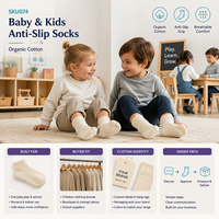 Chaussettes antidérapantes en coton biologique pour bébés et enfants, pour les kits de crèche et les programmes scolaires, avec options de tailles.