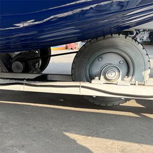 Parc d'attractions installations pièces de rechange pour <span class=keywords><strong>bateau</strong></span> <span class=keywords><strong>pirate</strong></span> sur remorque Pirates Revenge ride moteur électrique pneus de roue - Product Image 4