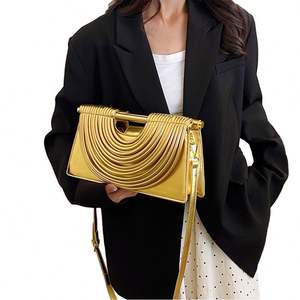 Sac à main de type cube avec chaîne de fleurs creuses en métal élégant pour les banquets du soir avec des diamants de luxe - Product Image 1