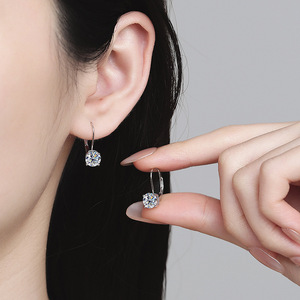 Pendientes de aro tipo huggie de moissanita VVS GRA de 2 quilates con corte redondo de alta calidad, cierre de cobre con relleno de oro de 14K, joyería streetwear para mujer - Product Image 2