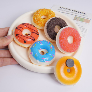 Juguete de donut realista de 5 cm, decoración para el refrigerador del hogar, juguete antiestrés de PU para apretar, donut de azúcar. - Product Image 4