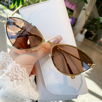 Lunettes de soleil unisexes modernes de style rétro européen et américain, haut de gamme, dégradées, UV400, pour adultes, monture œil-de-chat en métal, forme carrée amincissante, pour l'extérieur et la ville